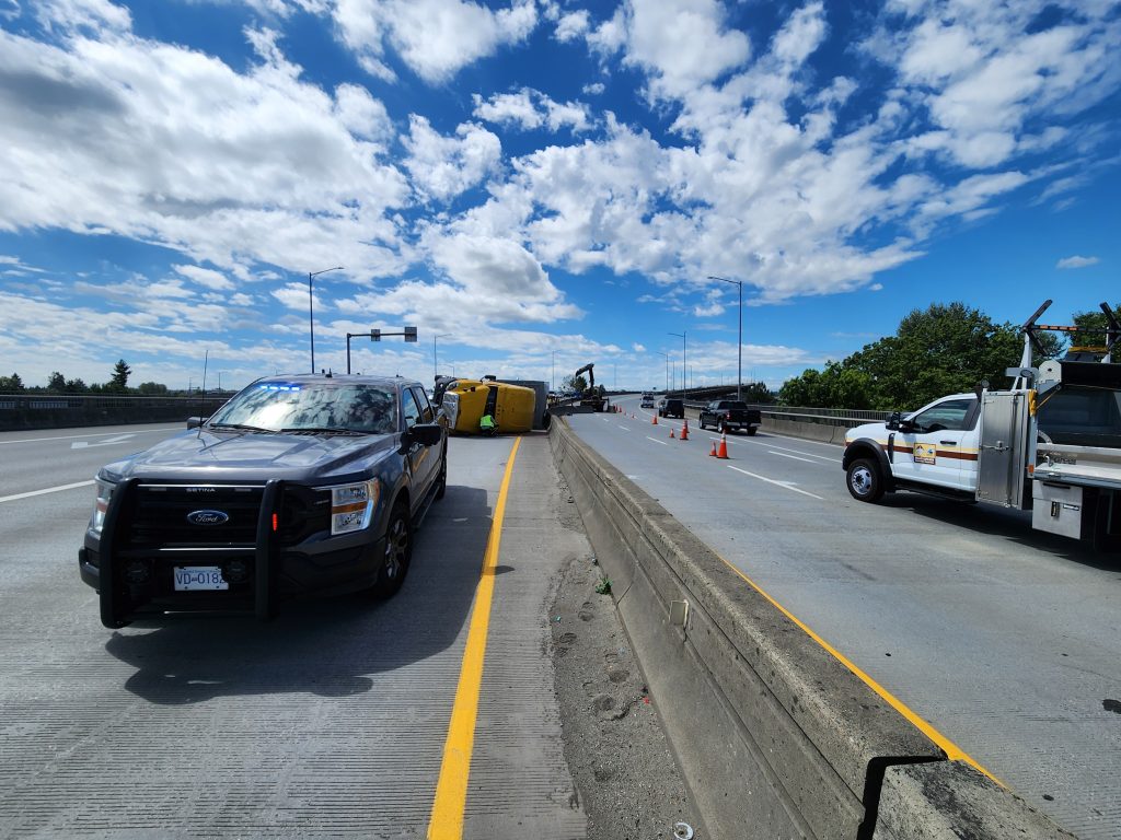 “Traffic Chaos! Semi Truck Flips on Golden Ears Bridge, RCMP Rush to Scene”